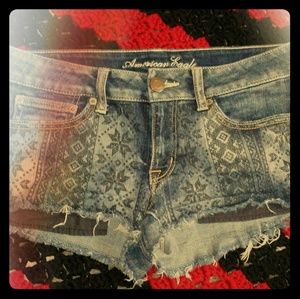 Shorts with pattern in front